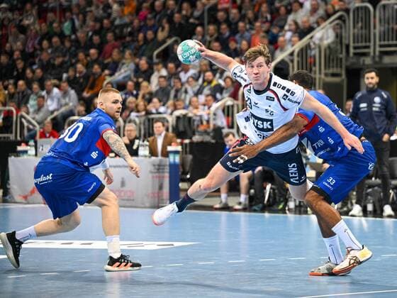 Bilder des Jahres 2022, Sport 12 Dezember Goran Sogard Johannessen (SG Flensburg-Handewitt, 23) im Griff von Djibril M Bengue (Bergischer HC, 33). Dabei Tom Kare Nikolaisen (Bergischer HC, 30). Bergischer HC vs. SG Flensburg-Handewitt, Handball, LIQUI Moly HBL, 15. Spieltag, Saison 2022 2023, 11.12.2022 Bergischer HC vs. SG Flensburg-Handewitt, Handball, LIQUI Moly HBL, 15. Spieltag, Saison 2022 2023, 11.12.2022 Duesseldorf *** Goran Sogard Johannessen SG Flensburg Handewitt, 23 in the grip of Djibril M Bengue Bergischer HC, 33 doing so Tom Kare Nikolaisen Bergischer HC, 30 Bergischer HC vs SG Flensburg Handewitt, handball, LIQUI Moly HBL, 15 match day, season 2022 2023, 11 12 2022 Bergischer HC vs SG Flensburg Handewitt, handball, LIQUI Moly HBL, 15 match day, season 2022 2023, 11 12 2022 Duesseldorf Copyright: xEibner-Pressefotox xThomasxHaeslx EP_EER