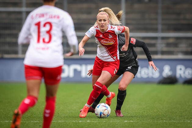 1. Frauen-Bundesliga; Koeln vs. Freiburg, 11.12.2022 Mandy Islacker ( 8, 1. FC Koeln); 1. FC Koeln gegen SC Freiburg an Spieltag 10 der Flyeralarm Frauen-Fussball-Bundesliga am 11.12.2022 im Franz-Kremer-Stadion in Koeln (Nordrhein-Westfalen). DFL REGULATIONS PROHIBIT ANY USE OF PHOTOGRAPHS AS IMAGE SEQUENCES AND OR QUASI-VIDEO. Copyright: xBEAUTIFULxSPORTS AxelxKohringx