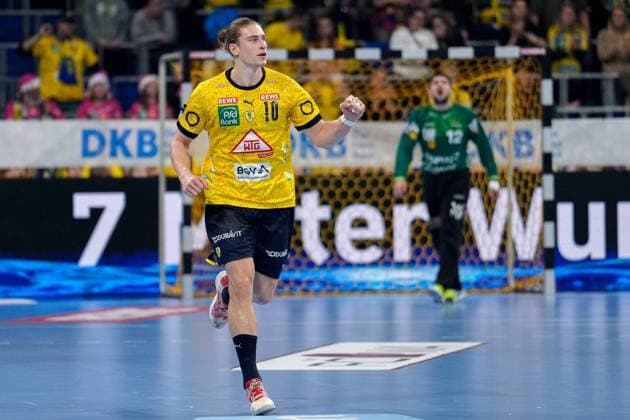 Torschütze Juri Knorr (RNL, 10), jubelt über ein Tor, Jubel, jubeln, Torjubel, Torerfolg, celebrate the goal, goal, celebration, Jubel ueber das Tor, optimistisch, Spielszene, Highlight, Einzelbild, Action, Aktion, 11.12.2022, Mannheim (Deutschland), Handball, Bundesliga, Rhein-Neckar Löwen - FRISCH AUF! Göppingen