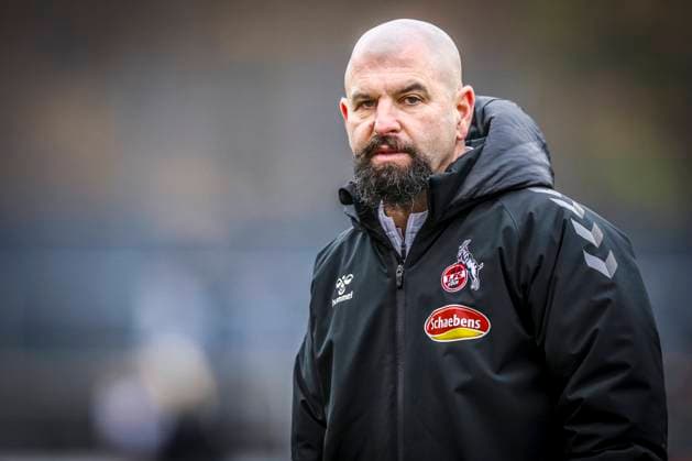 1. Frauen-Bundesliga; Koeln vs. Freiburg, 11.12.2022 Sascha Glass (Trainer 1. FC Koeln); 1. FC Koeln gegen SC Freiburg an Spieltag 10 der Flyeralarm Frauen-Fussball-Bundesliga am 11.12.2022 im Franz-Kremer-Stadion in Koeln (Nordrhein-Westfalen). DFL REGULATIONS PROHIBIT ANY USE OF PHOTOGRAPHS AS IMAGE SEQUENCES AND OR QUASI-VIDEO. Copyright: xBEAUTIFULxSPORTS AxelxKohringx