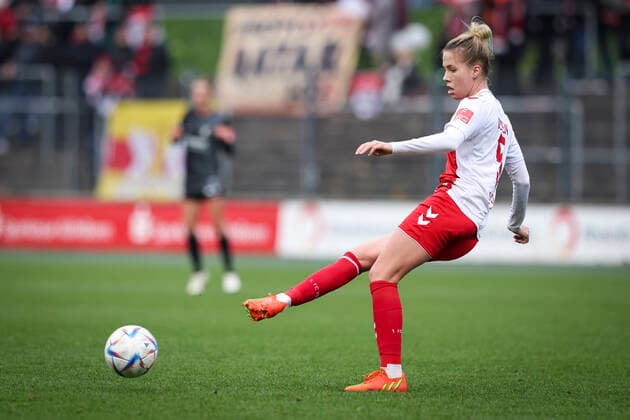 1. Frauen-Bundesliga; Koeln vs. Freiburg, 11.12.2022 Celina Degen ( 5, 1. FC Koeln); 1. FC Koeln gegen SC Freiburg an Spieltag 10 der Flyeralarm Frauen-Fussball-Bundesliga am 11.12.2022 im Franz-Kremer-Stadion in Koeln (Nordrhein-Westfalen). DFL REGULATIONS PROHIBIT ANY USE OF PHOTOGRAPHS AS IMAGE SEQUENCES AND OR QUASI-VIDEO. Copyright: xBEAUTIFULxSPORTS AxelxKohringx