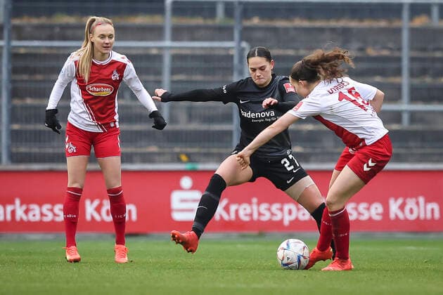 1. Frauen-Bundesliga; Koeln vs. Freiburg, 11.12.2022 Giovanna Hoffmann (SC Freiburg 27), Lotta Cordes ( 15, 1. FC Koeln), links Sarah Puntigam ( 17, 1. FC Koeln) ; 1. FC Koeln gegen SC Freiburg an Spieltag 10 der Flyeralarm Frauen-Fussball-Bundesliga am 11.12.2022 im Franz-Kremer-Stadion in Koeln (Nordrhein-Westfalen). DFL REGULATIONS PROHIBIT ANY USE OF PHOTOGRAPHS AS IMAGE SEQUENCES AND OR QUASI-VIDEO. Copyright: xBEAUTIFULxSPORTS AxelxKohringx