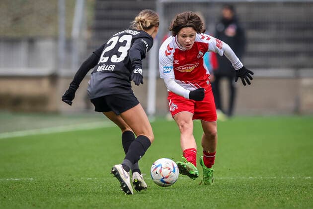 1. Frauen-Bundesliga; Koeln vs. Freiburg, 11.12.2022 Alicia Gudorf ( 12, 1. FC Koeln), Marie Mueller (SC Freiburg 23); 1. FC Koeln gegen SC Freiburg an Spieltag 10 der Flyeralarm Frauen-Fussball-Bundesliga am 11.12.2022 im Franz-Kremer-Stadion in Koeln (Nordrhein-Westfalen). DFL REGULATIONS PROHIBIT ANY USE OF PHOTOGRAPHS AS IMAGE SEQUENCES AND OR QUASI-VIDEO. Copyright: xBEAUTIFULxSPORTS AxelxKohringx