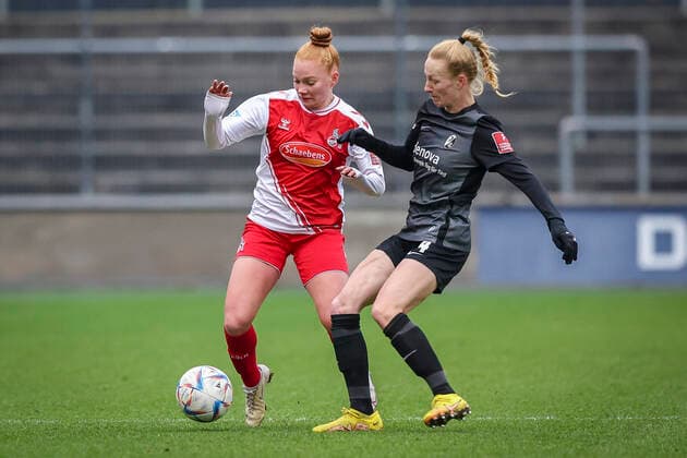1. Frauen-Bundesliga; Koeln vs. Freiburg, 11.12.2022 Laura Vogt ( 3, 1.FC Koeln), Meret Felde (SC Freiburg 4); 1. FC Koeln gegen SC Freiburg an Spieltag 10 der Flyeralarm Frauen-Fussball-Bundesliga am 11.12.2022 im Franz-Kremer-Stadion in Koeln (Nordrhein-Westfalen). DFL REGULATIONS PROHIBIT ANY USE OF PHOTOGRAPHS AS IMAGE SEQUENCES AND OR QUASI-VIDEO. Copyright: xBEAUTIFULxSPORTS AxelxKohringx