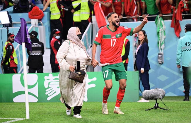 FUSSBALL WM 2022 Viertelfinale Marokko - Portugal 10.12.2022 Sofiane Boufal (re, Marokko) feiert nach dem Spiel nut seiner Mutter *** FOOTBALL World Cup 2022 quarterfinal Morocco Portugal 10 12 2022 Sofiane Boufal re, Morocco celebrates after the game nut his mother