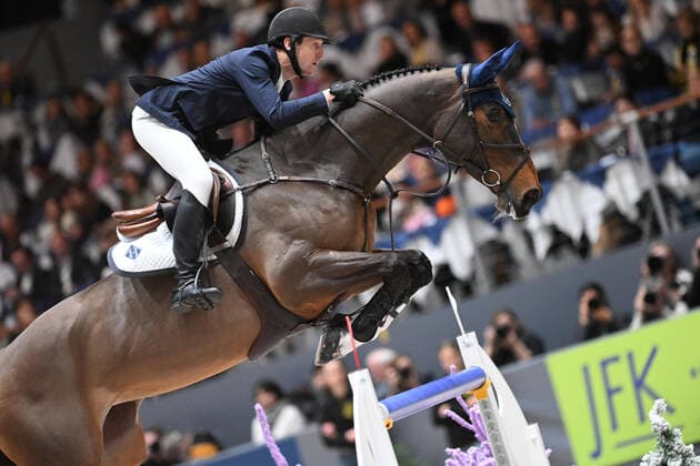 Sport Themen der Woche KW49 Sport Bilder des Tages 20221211 CHI de Geneve - Rolex Grand Prix GENEVE, SWITZERLAND - DECEMBER 11 2022 : McLain WARD of United States of America riding HH Azur at - CHI de Geneve - Rolex Grand Prix on December 11, 2022 in Geneve, . Geneve Geneve Switzerland *** 20221211 CHI de Geneve Rolex Grand Prix GENEVE, SWITZERLAND DECEMBER 11 2022 McLain WARD of United States of America riding HH Azur at CHI de Geneve Rolex Grand Prix on December 11, 2022 in Geneve, Geneve Switzerland