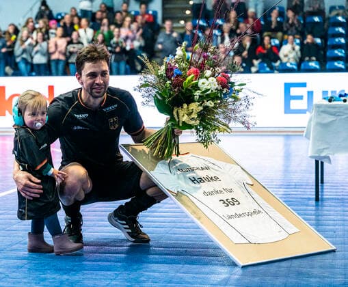 Sport Themen der Woche KW49 Hallen Hockey Europameisterschaft Hamburg, Finale, Deutschland - Österreich 2-1, Herren 11.12.2022, Tobias Hauke, (Ende Natio Karriere nach 369 Länderspielen), mit Tochter Hamburg Sporthalle Hamburg Deutschland *** European Indoor Hockey Championship Hamburg, Final, Germany Austria 2 1, Men 11 12 2022, Tobias Hauke, end of Natio career after 369 international games , with daughter Hamburg Sporthalle Hamburg Germany Hallen EM Siegerehrung 11.12.22 LR LR-3236
