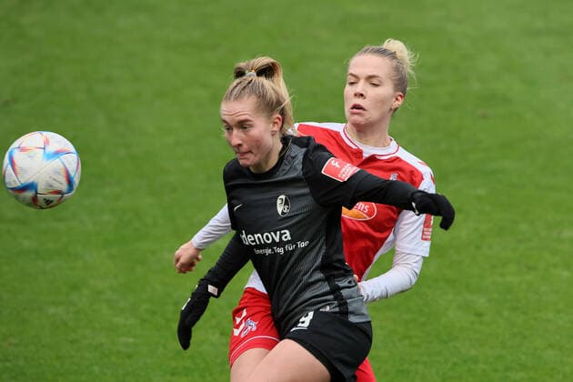 1.FC Köln vs. SC Freiburg, Fussball Frauen, 1. Bundesliga, von links: Janina Minge (SC), Celina Degen (1. FC Köln), Bild: , 11.12.2022