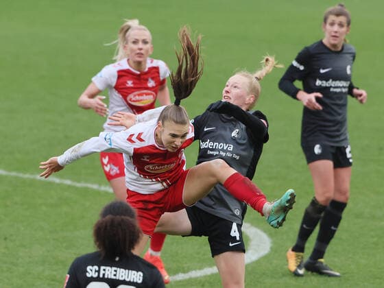 1.FC Köln vs. SC Freiburg, Fussball Frauen, 1. Bundesliga, Mitte von links: Alena Bienz (1. FC Köln), Meret Felde (SC Freiburg), Bild: , 11.12.2022