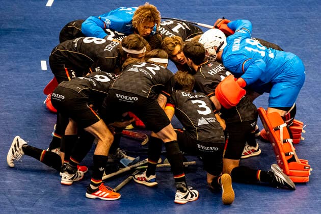 Sport Themen der Woche KW49 Hallen Hockey Europameisterschaft Hamburg, Finale Deutschland - Österreich 1-2, Herren 11.12.2022, Team Kreis bevor es losgeht Hamburg Sporthalle Hamburg Deutschland *** European Indoor Hockey Championship Hamburg, Final Germany Austria 1 2, Men 11 12 2022, Team circle before it starts Hamburg Sporthalle Hamburg Germany Hallen EM Finale D-AT 2-1 11.12.22 LR-7985