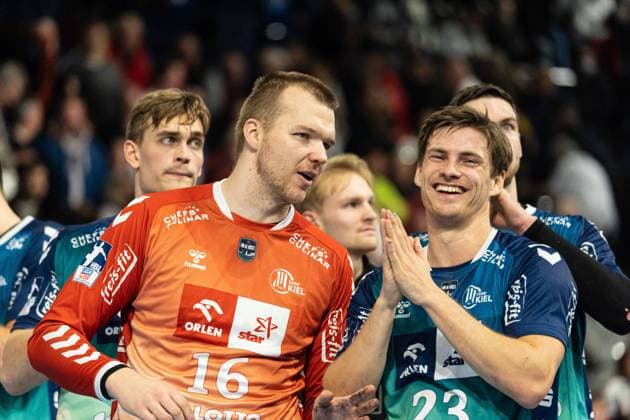 Freude bei Tomas Mrkva (THW Kiel 16) und Rune Dahmke (THW Kiel 23) ueber Sieg gegen MT Melsungen THW Kiel vs. MT Melsungen, Handball, Bundesliga, Spieltag 16, Saison 2022 2023, 11.12.2022 -Pressefoto Marcel von Fehrn THW Kiel vs. MT Melsungen, Handball, Bundesliga, Spieltag 16, Saison 2022 2023, 11.12.2022 Kiel Copyright: xEibner-Pressefoto MarcelxvonxFehrnx EP_EER