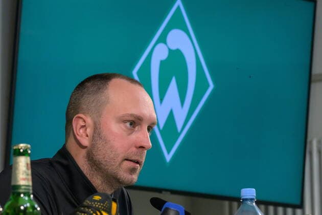 GER, 1.FBL, Werder Bremen Mixedzone 09.12.2022, Trainingsgelaende am wohninvest WESERSTADION - Platz 4 5, Bremen, GER, 1.FBL, Werder Bremen Mixedzone Mixzone mit OLE WERNER (SV Werder Bremen Trainer); sitzend auf dem Podium im PK Raum