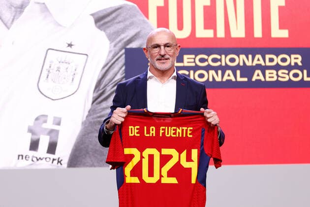 Sport Themen der Woche KW50 Sport Bilder des Tages December 12, 2022, LAS ROZAS, MADRID, SPAIN: Luis de la Fuente pose for photo with the official T-Shirt during his presentation as new head coach of Spain football team at Ciudad del Futbol on december 12, 2022, in Las Rozas, Madrid, Spain. LAS ROZAS SPAIN - ZUMAa181 20221212_zaa_a181_021 Copyright: xOscarxJ.xBarrosox