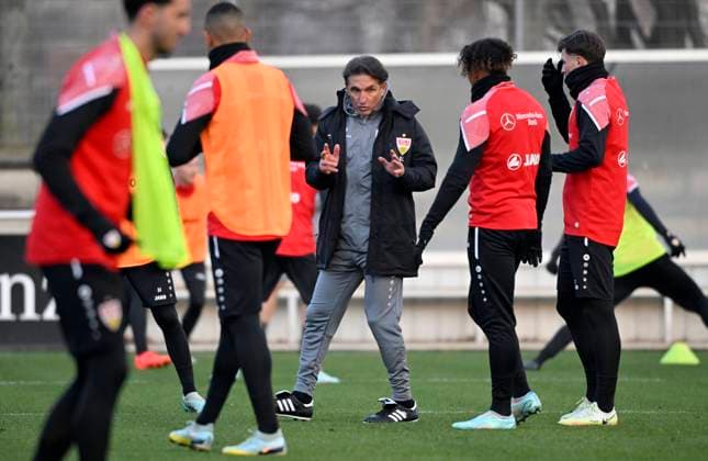 Sport Themen der Woche KW50 Sport Bilder des Tages Trainer Coach Bruno Labbadia VfB Stuttgart Gestik Geste Erstes Training des VfB Stuttgart mit Trainer Coach Bruno Labbadia VfB Stuttgart VfB Stuttgart 12.12.2022 DFL REGULATIONS PROHIBIT ANY USE OF PHOTOGRAPHS AS IMAGE SEQUENCES AND OR QUASI-VIDEO Erstes Training des VfB Stuttgart mit Trainer Coach Bruno Labbadia VfB Stuttgart VfB Stuttgart 12.12.2022 *** Coach Coach Bruno Labbadia VfB Stuttgart Gesture Gesture First Training of VfB Stuttgart with Coach Coach Bruno Labbadia VfB Stuttgart VfB Stuttgart 12 12 2022 DFL REGULATES PROHIBIT ANY USE OF PHOTOGRAPHS AS IMAGE SEQUENCES AND OR QUASI VIDEO First Training of VfB Stuttgart with Coach Coach Bruno Labbadia VfB Stuttgart VfB Stuttgart 12 12 2022