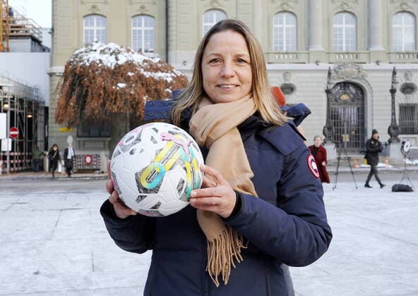 Sport Themen der Woche KW50 Foto Manuel Geisser 12.12.2022 Bern,Schweiz. Politik und gemeinsam fue die WEURO 2025 . Bild : Inka Grings Fussball Nationaltrainerin A-Nationalmannschaft *** Photo Manuel Geisser 12 12 2022 Bern,Switzerland Politics and Sports together for the WEURO 2025 Picture Inka Grings Soccer National Coach A National Team 