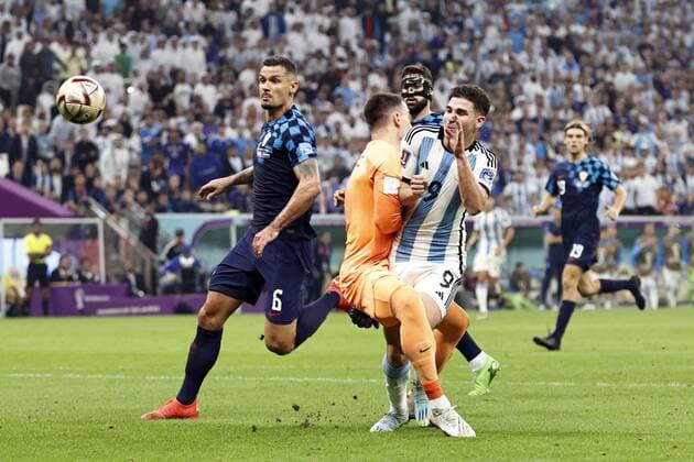 Sport Bilder des Tages AL DAAYEN - (lr) Dejan Lovren of Croatia, Croatia goalkeeper Dominik Livakovic, Julian Alvarez of Argentina during the FIFA World Cup, WM, Weltmeisterschaft, Fussball Qatar 2022 Semifinal match between Argentina and Croatia at Lusail Stadium on December 13, 2022 in Al Daayen, Qatar. AP Dutch Height MAURICE OF STONE FIFA World Cup Qatar 2022 2022 xVIxANPxSportx xMauricexvanxSteenxWKxIVx *** AL DAAYEN lr Dejan Lovren of Croatia, Croatia goalkeeper Dominik Livakovic, Julian Alvarez of Argentina during the FIFA World Cup Qatar 2022 Semifinal match between Argentina and Croatia at Lusail Stadium on December 13, 2022 in Al Daayen, Qatar AP Dutch Height MAURICE OF STONE FIFA World Cup Qatar 2022 2022 xVIxANPxSportx xMauricexvanxSteenxWKxIVx 459368807 originalFilename: 459368807.jpg