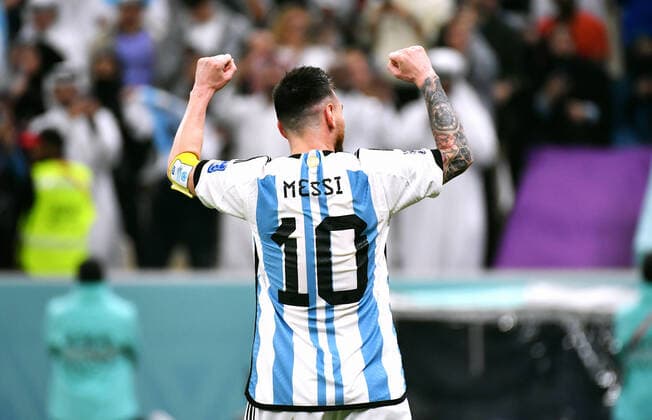Fussball Weltmeisterschaft , Herren, Qatar 2022, 1. Halbfinale, Lusail Iconic Stadium, Argentinien - Kroatien 3:0; Jubel Lionel Messi (ARG) nach dem Tor zum 3:0 durch Julian Alvarez (ARG). Jubel, Freude, Aktion. FIFA REGULATIONS PROHIBIT ANY USE OF PHOTOGRAPHS AS IMAGE SEQUENCES AND OR QUASI-VIDEO