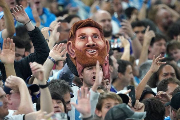 Fussball , FIFA WM 2022, Fussball World Cup Qatar 2022, Halbfinale, 13.12.2022, Lusail Stadion Doha Qatar, Argentinien- Kroatien Lionel Messi fan Aktion, Einzelbild Foto Chai von der Laage FIFA regulations prohibit any use of photographs as image sequences and or quasi-video. EDITORIAL USE ONLY, *** Football , FIFA World Cup 2022, Football World Cup Qatar 2022, Semifinals, 13 12 2022, Lusail Stadium Doha Qatar, Argentina Croatia Lionel Messi fan action, single image photo Chai von der Laage FIFA regulations prohibit any use of photographs as image sequences and or quasi video EDITORIAL USE ONLY,