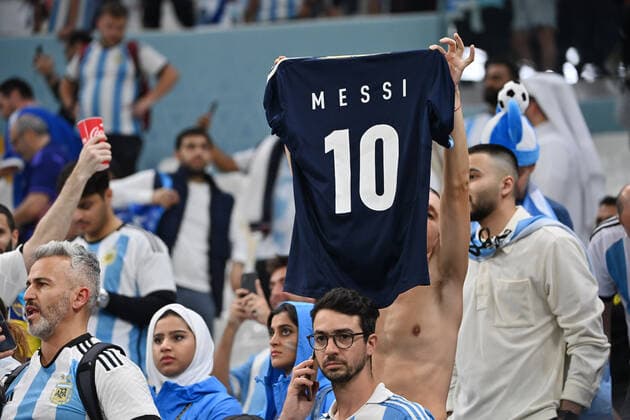argentinischer Fan,Fussballfan, haelt ein Messi Trikot in die Hoehe, Halbfinale,Semi Final Spiel 61, Argentinien (ARG) - Kroatien (CRO) 3-0 am 13.12.2022, Lusail Stadium Fussball Weltmeisterschaft 20122 in Katar vom 20.11. - 18.12.2022 *** Argentine fan, football fan, holding a Messi jersey aloft, Semi Final, Semi Final match 61, Argentina ARG Croatia CRO 3 0 on 13 12 2022, Lusail Stadium Football World Cup 20122 in Qatar from 20 11 18 12 2022