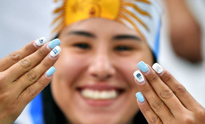 Fussball Weltmeisterschaft , Herren, Qatar 2022, 1. Halbfinale, Lusail Iconic Stadium, Argentinien - Kroatien 3:0; Argentinien Fan mit Fingernägeln in Nationalfarben. Fan, Fans, Fankultur, Begeisterung. FIFA REGULATIONS PROHIBIT ANY USE OF PHOTOGRAPHS AS IMAGE SEQUENCES AND OR QUASI-VIDEO *** Football World Cup , Men, Qatar 2022, 1 Semifinal, Lusail Iconic Stadium, Argentina Croatia 3 0 Argentina fan with fingernails in national colors fan, fans, fan culture, enthusiasm FIFA REGULATES PROHIBIT ANY USE OF PHOTOGRAPHS AS IMAGE SEQUENCES AND OR QUASI VIDEO