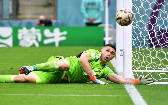 Fussball Weltmeisterschaft , Herren, Qatar 2022, 1. Halbfinale, Lusail Iconic Stadium, Argentinien - Kroatien 3:0; Emiliano Martinez (ARG). Aktion, Einzelbild. FIFA REGULATIONS PROHIBIT ANY USE OF PHOTOGRAPHS AS IMAGE SEQUENCES AND OR QUASI-VIDEO *** Football World Cup , Men, Qatar 2022, 1 Semifinal, Lusail Iconic Stadium, Argentina Croatia 3 0 Emiliano Martinez ARG Action, Single Image FIFA REGULATES PROHIBIT ANY USE OF PHOTOGRAPHS AS IMAGE SEQUENCES AND OR QUASI VIDEO