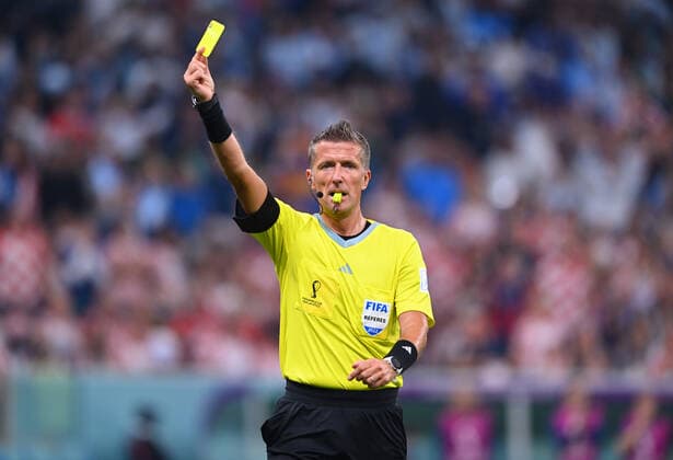FUSSBALL WM 2022 Halbfinale Argentinien - Kroatien 13.12.2022 Schiedsrichter Daniele ORSATO zeigt Gelb *** FOOTBALL World Cup 2022 Semifinal Argentina Croatia 13 12 2022 Referee Daniele ORSATO Shows Yellow