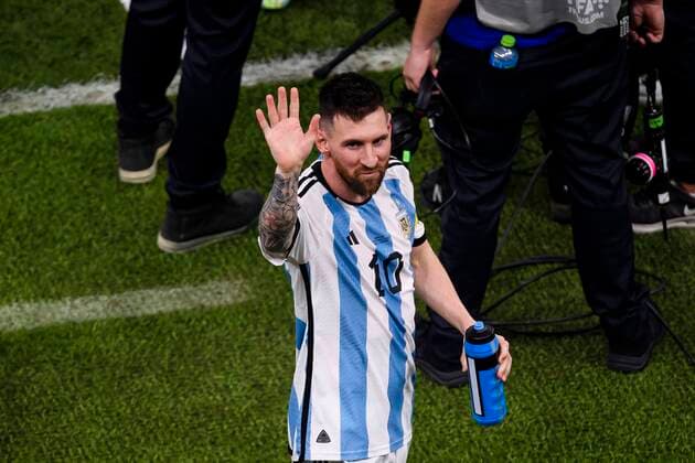 13.12.2022, Fussball Weltmeisterschaft 2022 in Katar, Halbfinale, Argentinien - Kroatien, im Lusail Iconic Stadium (Lusail). Messi (Argentinien) winkt zum Schluss den Fans.