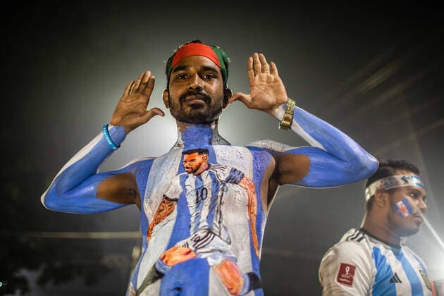 Sport Themen der Woche KW50 December 14, 2022, Dhaka, Bangladesh: An Argentina soccer fan seen with paint on his body watches the live stream match between Argentina and Croatia at the World Cup. The Argentinian team, led by Messi, beat Croatia 3-0, qualifying for the finals, for the first time since 2014. Dhaka Bangladesh - ZUMAs197 20221214_zaa_s197_010 Copyright: xSazzadxHossainx