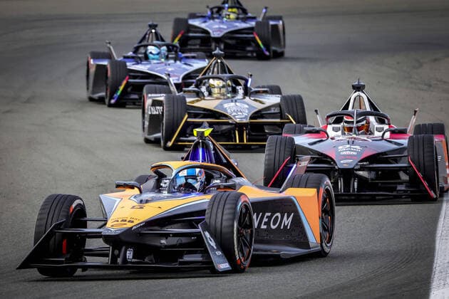 Bilder des Jahres 2022, Sport 12 Dezember Sport Themen der Woche KW50 Sport Bilder des Tages 05 HUGHES Jake (gbr), Neom McLaren Formula E Team, Spark-Nissan, Nissan e-4ORCE 04, action during the ABB FIA Formula E Valencia Testing 2022 on the Circuit Ricardo Tormo from December 13 to 16, 2022 in Cheste, Spain - AUTO - ABB FIA FORMULA E VALENCIA TESTING 2022 DPPI Panoramic  0342201733181