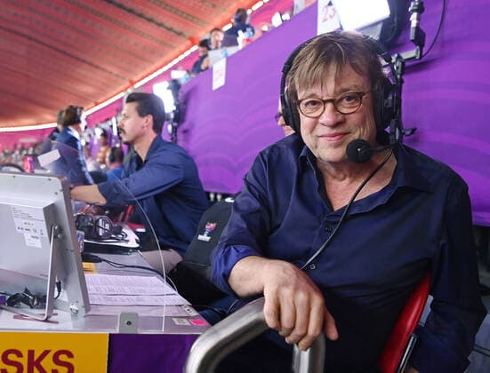 Bilder des Jahres 2022, Sport 12 Dezember Sport Themen der Woche KW50 Sport Bilder des Tages FUSSBALL WM 2022 Halbfinale Frankreich - Marokko 14.12.2022 ZDF Fussball Kommentator Bela Rethy kommentiert auf der Medientribuene des AL BAyt Stadion an seinem 66. Geburtstag sein letztes Spiel und geht danach in den Ruhestand, Co-Kommentator Sandro Wagner (hinten) *** FOOTBALL World Cup 2022 semifinals France Morocco 14 12 2022 ZDF football commentator Bela Rethy commentates on the media tribune of the AL BAyt Stadium on his 66th birthday his last game and then retires, co-commentator Sandro Wagner behind