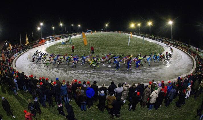 Sport Themen der Woche KW50 Sport Bilder des Tages BURGUM - Atmospheric image of the men s peloton during the first marathon on Dutch natural ice at the Frisian Ice Club Bergum. ANP VINCENT JANNINK netherlands out - belgium out Burgum xVIxxIVx *** BURGUM Atmospheric image of the men s peloton during the first marathon on Dutch natural ice at the Frisian Ice Club Bergum ANP VINCENT JANNINK netherlands out belgium out Burgum xVIxxIVx 459420654 originalFilename: 0196602756st.jpg