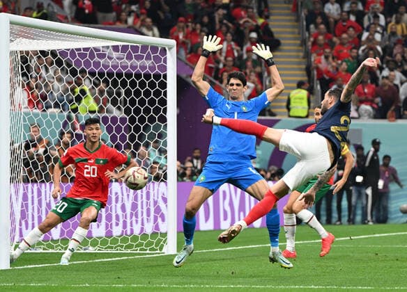 Sport Bilder des Tages Fussball, Herren, Saison 2022 23, WM in Katar, Halblfinale, Frankreich - Marokko im Al-Bayt Stadium in Al-Khor, Theo Hernandez (Frankreich) erzielt das Tor zum 1:0 gegen Achraf Dari (Marokko) und Torhüter Yassine Bounou (Marokko), 14.12. 2022, *** Football, men, 2022 23 season, Qatar World Cup, semi-final, France Morocco at Al Bayt Stadium in Al Khor, Theo Hernandez France scores the goal to 1 0 against Achraf Dari Morocco and goalkeeper Yassine Bounou Morocco , 14 12 2022, Copyright: xMatthiasxKochx