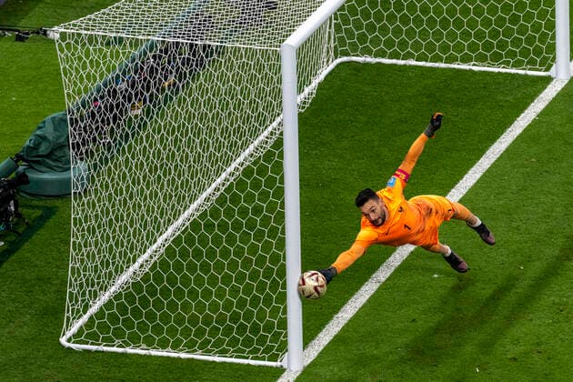 França x Marrocos AL-KHOR, AK - 14.12.2022: FRANÇA X MARROCOS - Morocco hits the post, Hugo Lloris of France during the match between France and Morocco, valid for the semifinal of the World Cup, held at Al Bayt Stadium, Qatar. (Photo: Richard Callis Fotoarena) x2310953x  RichardxCallis