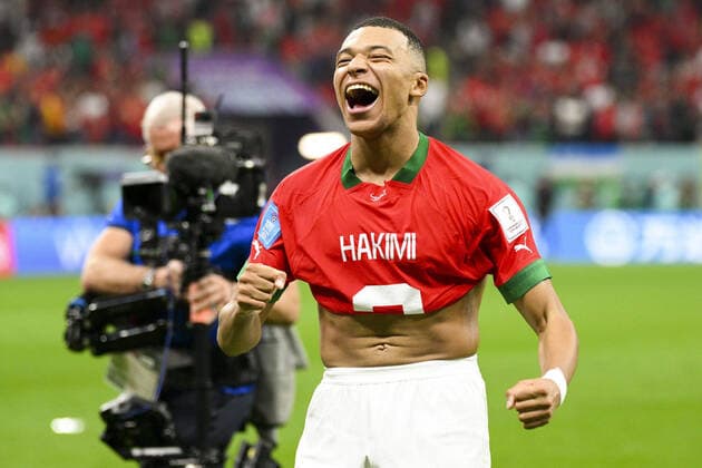 Bilder des Jahres 2022, Sport 12 Dezember Sport Themen der Woche KW50 Sport Bilder des Tages joie des joueurs de l equipe de France en fin de match MBAPPE Kylian (FRA) avec le maillot de HAKIMI Achraf (MAR) FOOTBALL : France vs Maroc - 1 2 finale - coupe du Monde Qatar 2022 - 14 12 2022 JBAutissier Panoramic 