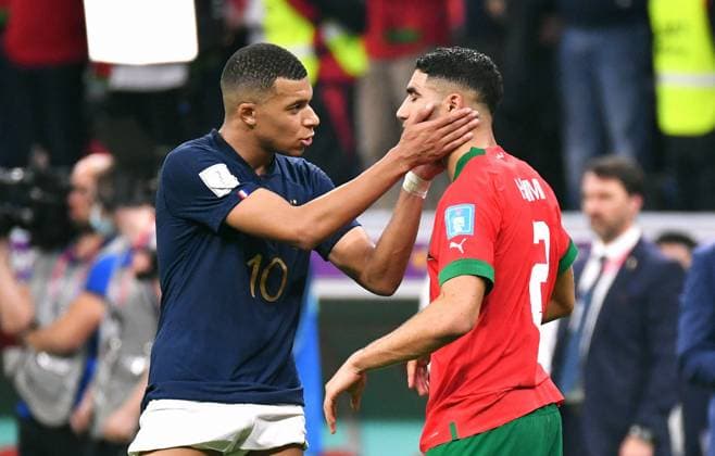 Sport Bilder des Tages Fussball Weltmeisterschaft, Herren, Qatar 2022, 2. Halbfinale, Al Bayt Stadium, Frankreich - Marokko 2:0; Kylian Mbappe (FRA) tröstet Achraf Hakimi (MAR) nach Spielende. FIFA REGULATIONS PROHIBIT ANY USE OF PHOTOGRAPHS AS IMAGE SEQUENCES AND OR QUASI-VIDEO *** Football World Cup, Men, Qatar 2022, 2 Semifinals, Al Bayt Stadium, France Morocco 2 0 Kylian Mbappe FRA consoles Achraf Hakimi MAR after end of match FIFA REGULATES PROHIBIT ANY USE OF PHOTOGRAPHS AS IMAGE SEQUENCES AND OR QUASI VIDEO