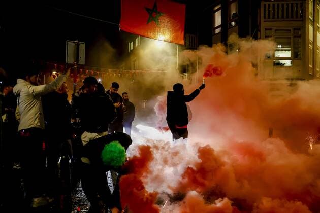 THE HAGUE - Moroccan football supporters after the semi-final match between Morocco and France at the World Cup in Qatar. ANP REMKO DE WAAL netherlands out - belgium out Den Haag xVIxxIVx *** THE HAGUE Moroccan football supporters after the semi final match between Morocco and France at the World Cup in Qatar ANP REMKO DE WAAL netherlands out belgium out The Hague xVIxxIVx 459429318 originalFilename: 0196610452st.jpg