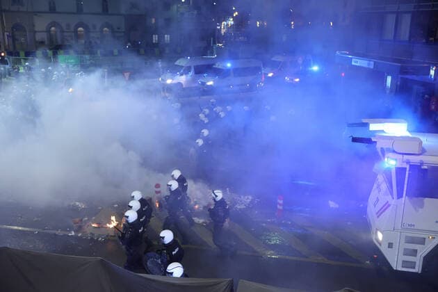 Sport Bilder des Tages Illustration picture shows police, as small riots break out, in the streets of Brussels city center, after Morocco lost the semi-final match of Morocco vs France, at the FIFA 2022 World Cup, on Wednesday 14 December 2022. JAMESxARTHURxGEKIERE  x56188706x