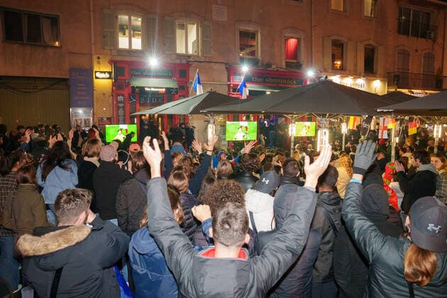 Atmosphere on the terraces of the cafes in the old port in Marseille during the semi-final of the football world cup between France and Morocco in Qatar.  GillesxBaderx xLexPictorium LePictorium_0271793