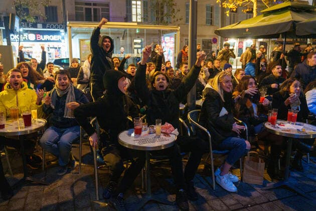 Atmosphere on the terraces of the cafes in the old port in Marseille during the semi-final of the football world cup between France and Morocco in Qatar.  GillesxBaderx xLexPictorium LePictorium_0271797