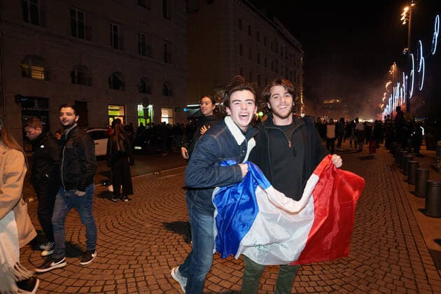 Atmosphere on the terraces of cafes and on the old port in Marseille after the victory of France in the semi-final of the football world cup against Morocco in Qatar.  GillesxBaderx xLexPictorium LePictorium_0271846