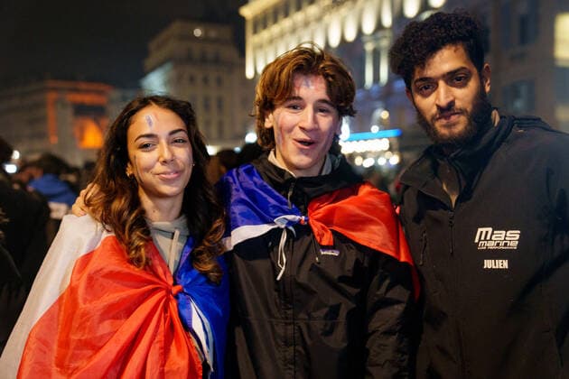 Atmosphere on the terraces of cafes and on the old port in Marseille after the victory of France in the semi-final of the football world cup against Morocco in Qatar.  GillesxBaderx xLexPictorium LePictorium_0271928