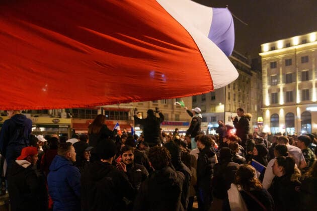 Atmosphere on the terraces of cafes and on the old port in Marseille after the victory of France in the semi-final of the football world cup against Morocco in Qatar.  GillesxBaderx xLexPictorium LePictorium_0271935