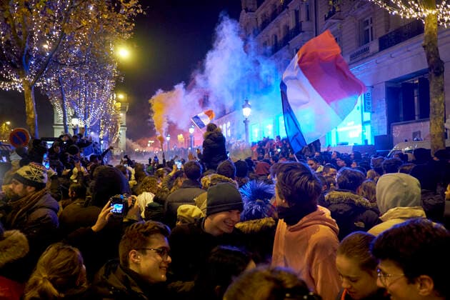 Sport Bilder des Tages Fans Celebrate France s World Cup Semi-final Victory Football fans celebrate after France s victory over Morocco in the Qatar 2022 World Cup semi-final, on the Champs-Elysees in Paris on December 14, 2022. Paris France  Copyright: xAdnanxFarzatx originalFilename:farzat-notitle221215_npUVK.jpg