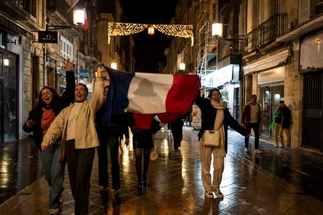 France - Morocco, Semi-finals FIFA World Cup, WM, Weltmeisterschaft, Fussball Qatar 2022 French and Moroccans celebrating the qualification of France for the final of the Football World Cup Qatar 2022, Place de la Victoire in Bordeaux Wednesday December 14, 2022 Bordeaux France  Copyright: xFabienxPallueaux originalFilename:pallueau-notitle221215_npdSV.jpg