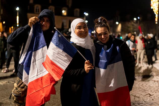 France - Morocco, Semi-finals FIFA World Cup, WM, Weltmeisterschaft, Fussball Qatar 2022 French and Moroccans celebrating the qualification of France for the final of the Football World Cup Qatar 2022, Place de la Victoire in Bordeaux Wednesday December 14, 2022 Bordeaux France  Copyright: xFabienxPallueaux originalFilename:pallueau-notitle221215_npSwe.jpg