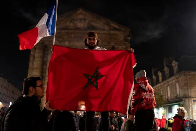 France - Morocco, Semi-finals FIFA World Cup, WM, Weltmeisterschaft, Fussball Qatar 2022 French and Moroccans celebrating the qualification of France for the final of the Football World Cup Qatar 2022, Place de la Victoire in Bordeaux Wednesday December 14, 2022 Bordeaux France  Copyright: xFabienxPallueaux originalFilename:pallueau-notitle221214_npi7e.jpg