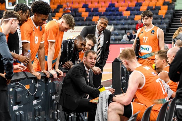 GER, EuroCup, ratiopharm Ulm vs Mincidelice JL Bourg en Bresse 14.12.2022, ratiopharm arena, Neu-Ulm, GER, EuroCup, ratiopharm Ulm vs Mincidelice JL Bourg en Bresse, im Bild Auszeit, Anton Gavel (Ulm) gibt taktische Anweisungen