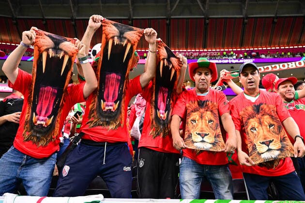 FUSSBALL WM 2022 Halbfinale Frankreich - Marokko 14.12.2022 Marokkanische Fans mit Löwen T-Shirts *** FOOTBALL World Cup 2022 Semifinal France Morocco 14 12 2022 Moroccan fans with lions T Shirts