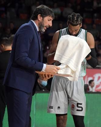 15.12.2022, xemx, Basketball EuroLeague, FC Bayern Muenchen Basketball - Valencia Basket emspor, v.l. Cheftrainer Alex Mumbru (Valencia Basket) gibt Anweisungen, gestikuliert mit den Armen, gesticulate, gives instructions Muenchen