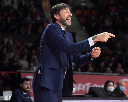 15.12.2022, xemx, Basketball EuroLeague, FC Bayern Muenchen Basketball - Valencia Basket emspor, v.l. Cheftrainer Alex Mumbru (Valencia Basket) gibt Anweisungen, gestikuliert mit den Armen, gesticulate, gives instructions Muenchen
